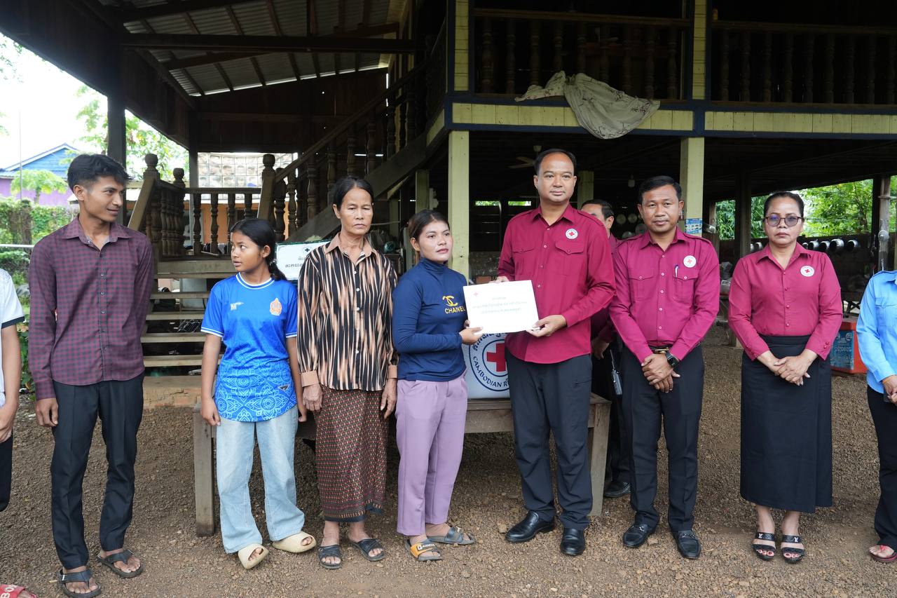 អភិបាលខេត្តព្រះវិហារនាំយកអំណោយកាកបាទក្រហមកម្ពុជាផ្តល់ជូនគ្រួសារវីរយុទ្ធជន ដែលត្រូវបានទាហានថៃ​ចាប់ខ្លួននាពេលកន្លងទៅ