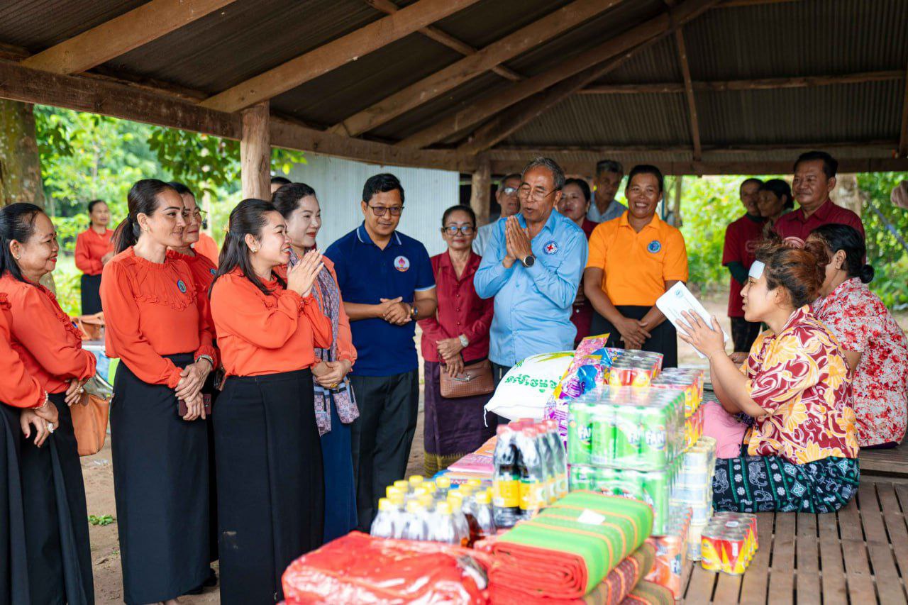 គ្រួសារវីរកងទ័ពពីររូបរស់នៅស្រុកឈូក ដែលទាហានថៃចាប់ឃាត់ខ្លួន ត្រូវបានប្រធានកិត្តិយសសាខា​សមាគម​នារីកម្ពុជាខេត្តកំពត អញ្ជើញសាកសួរសុខទុក្ខ