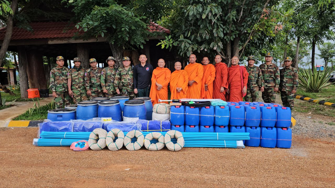 ព្រះសង្ឃខេត្តសៀមរាប នាំយកវិទ្យុទាក់ទង នឹងសម្ភារៈប្រើប្រាស់ប្រចាំថ្ងៃ ដែលជាជំនួយរបស់សប្បុរសជនខ្មែរនៅអាមេរិកទៅផ្តល់ជូនវីរកងទ័ពជួរមុខនៃខេត្តឧត្តរមានជ័យ