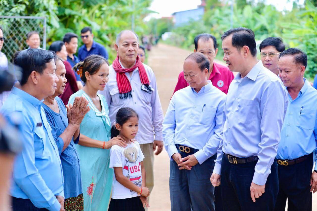 ឯកឧត្តមហង់ជួន ណារ៉ុន ឧបនាយករដ្ឋមន្ត្រី រដ្ឋមន្រ្តីក្រសួងអប់រំ នាំយកអំណោយមនុស្សធម៌របស់​សម្តេចកិត្តិ​ព្រឹទ្ធបណ្ឌិត ប៊ុន រ៉ានី ហ៊ុនសែន ទៅជូន​អ្នកស្រី អេន ស៊ីណា ភរិយាវីរយុទ្ធជនជួរមុខ