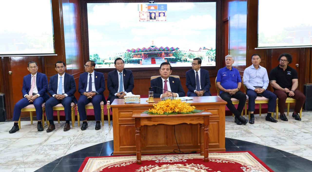 អនុប្រធានទី១ព្រឹទ្ធសភា ផ្ដល់អនុសាសន៍ដល់និស្សិត១០០នាក់ដែលត្រូវ​ទៅសិក្សានៅប្រទេសចិន