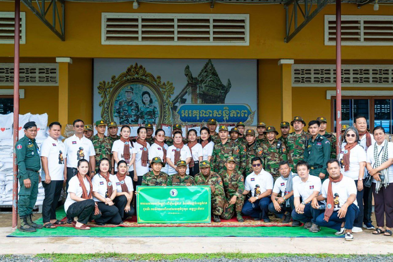 ប្រធានកិត្តិយសសាខាសមាគមនារីកម្ពុជាដើម្បីសន្តិភាពនិងអភិវឌ្ឍន៍ខេត្តកំពតអញ្ជើញសួរសុខទុក្ខវីរកងទ័ពនៅខេត្តព្រះវិហារ