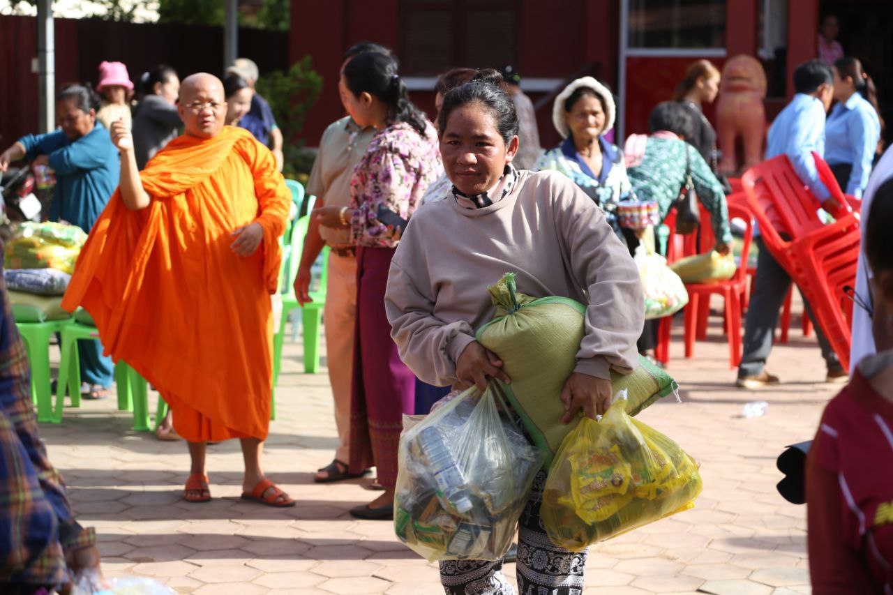 ប្រជាពលរដ្ឋខ្វះខាត ៤៤ គ្រួសារបានទទួលអំណោយពីអាជ្ញាធរសង្កាត់គោកចក