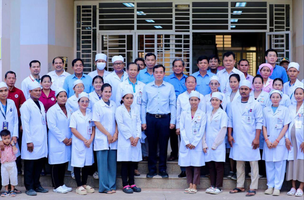 អភិបាលខេត្តកំពង់ចាមនាំយកអំណោយសម្តេចកិត្តិព្រឹទ្ធបណ្ឌិត ផ្តល់ជូនវីរយុទ្ធជនជួរមុខដែលកំពុងសម្រាកព្យាបាលជំងឺ