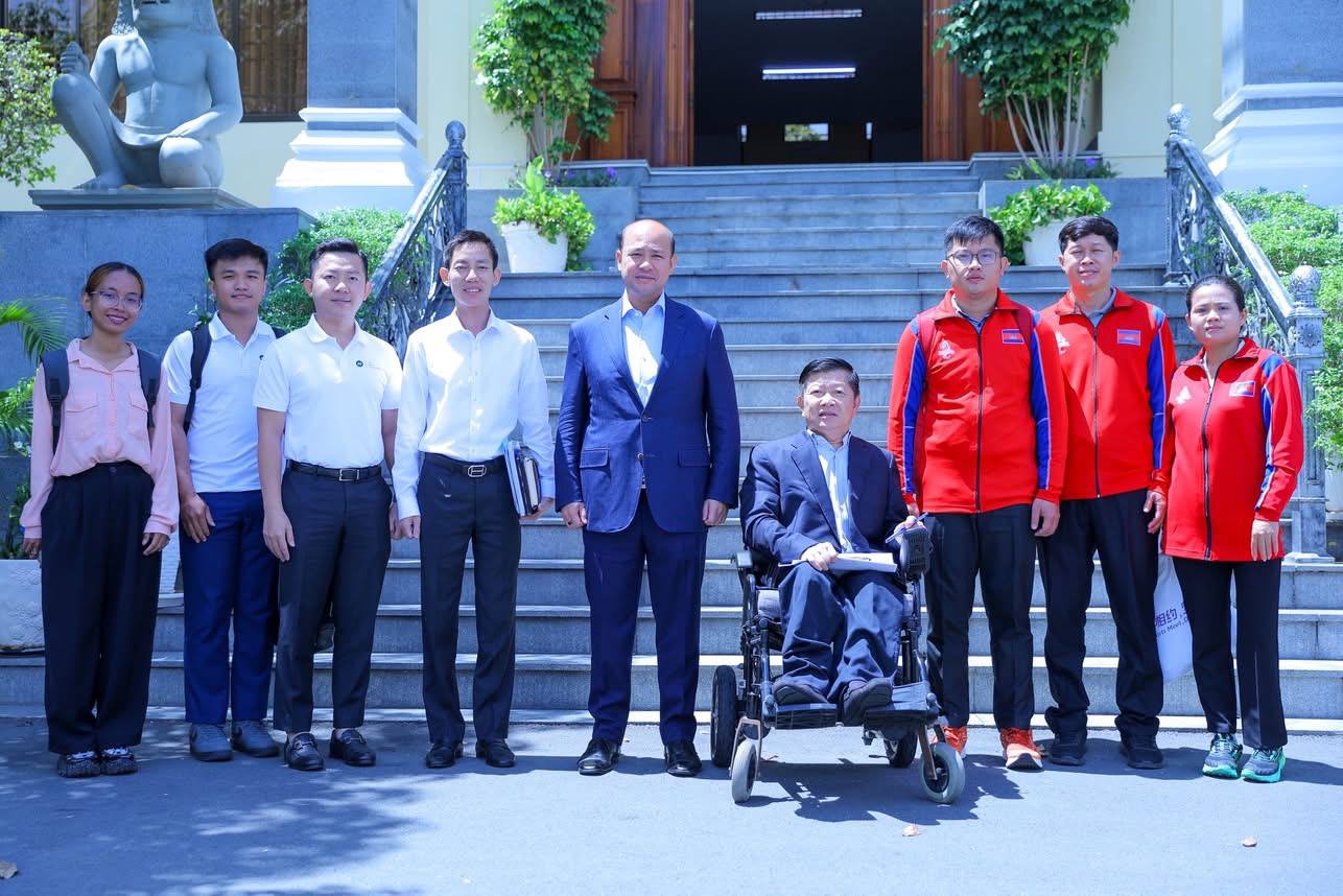 ឯកឧត្តម ហ៊ុន ម៉ានី ជជែកអំពីការត្រៀមលក្ខណៈសម្បត្តិ របស់អត្តពលិកជនពិការកម្ពុជា ដែលនឹងត្រូវចូលរួមការប្រកួតកម្រិតតំបន់ នៅខែធ្នូខាងមុខ
