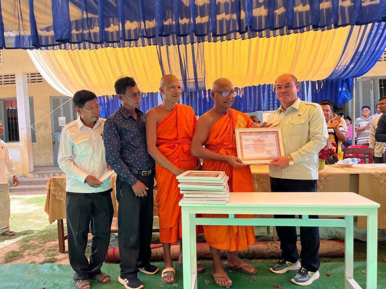 ក្រុមការងារសហព័ន្ធសហជីពកម្ពុជា ការពារកូនខ្មែរ និងផ្នែករដ្ឋបាលរោងចក្រឌីឡាក់ស៍ ចែកសម្ភារសិក្សាជូនសិស្សសាលាបឋមសិក្សាដូនល្អ នៅខេត្តកំពង់ធំ