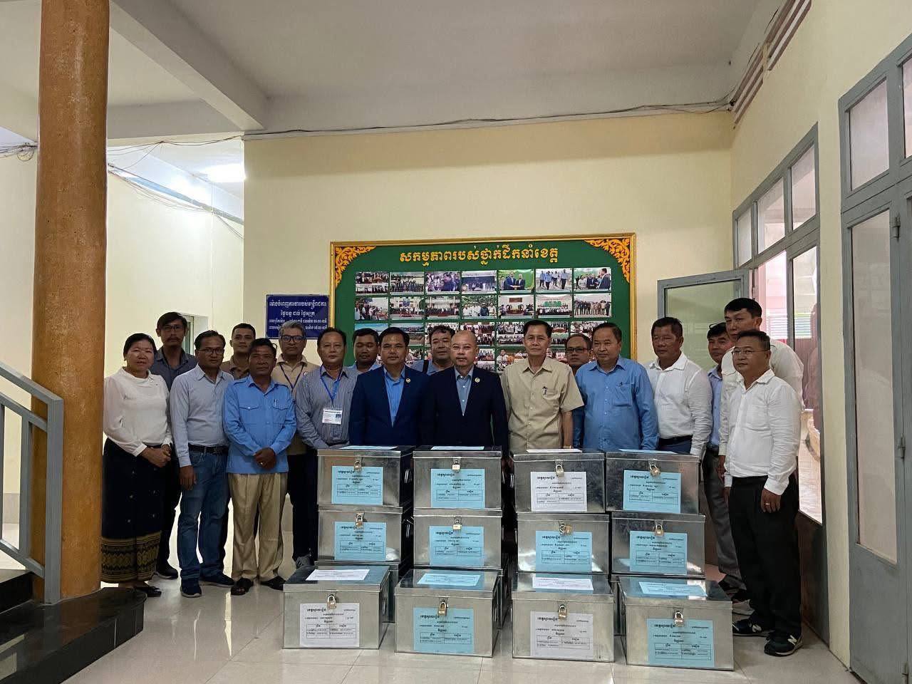 ក្រសួងអប់រំដឹកហឹបវិញ្ញាសាសម្រាប់ការប្រឡងបាក់ឌុបទៅដល់ តាមបណ្ដារាជធានី-ខេត្ត ដោយសុវត្តិភាព