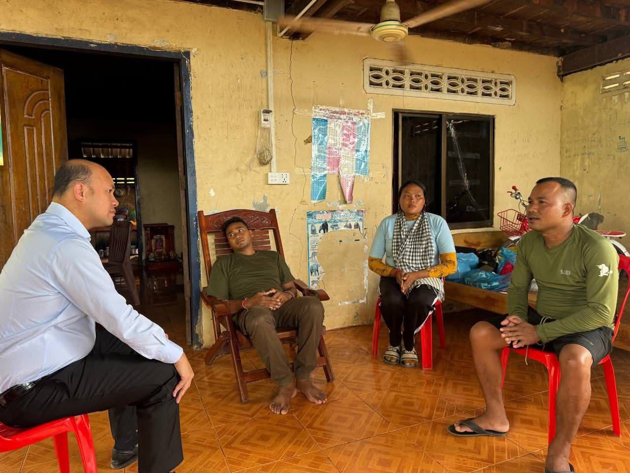 ឯកឧត្តម ហ៊ុន ម៉ានី អញ្ជើញចុះសួរសុខទុក្ខវីរកងទ័ពរងរបួសដល់ខ្នងផ្ទះ