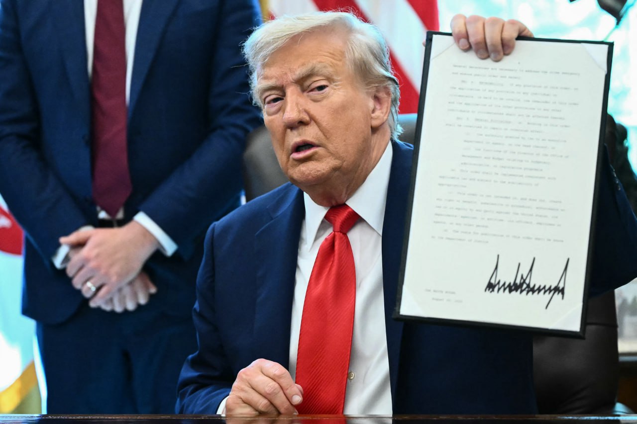 លោក Trump ចុះហត្ថលេខាលើបទបញ្ជាដាក់គុកអ្នកដុតទង់ជាតិអាមេរិក