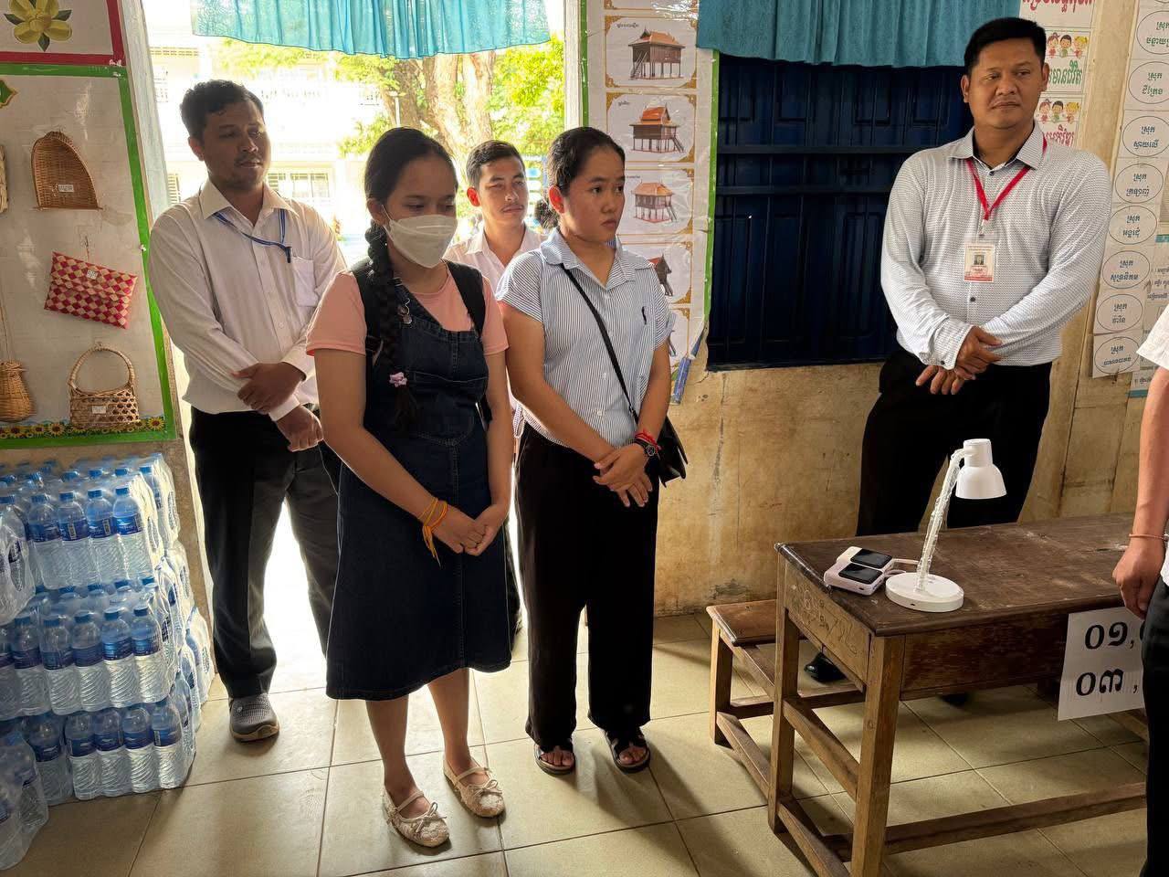 បេក្ខជនប្រឡងបាក់ឌុបម្នាក់នៅខេត្តសៀមរាប មានបញ្ហាភ្នែកខ្លាំងត្រូវបានអនុរក្ស អនុញ្ញាត្តិឱ្យយកអំពូលភ្លើង និង power bank ផ្ទាល់ខ្លួនចូលបន្ទប់ប្រឡង