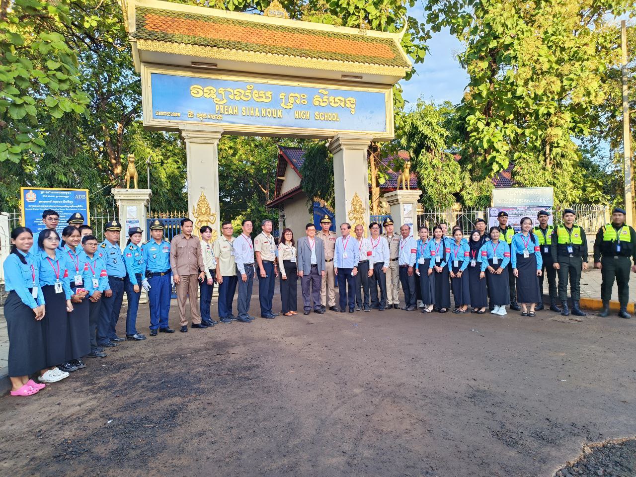 អភិបាលខេត្តកំពង់ចាម អញ្ជើញចុះពិនិត្យមណ្ឌលប្រឡងមធ្យមសិក្សាទុតិយភូមិ នៅវិទ្យាល័យព្រះសីហនុ ក្រុងកំពង់ចាម