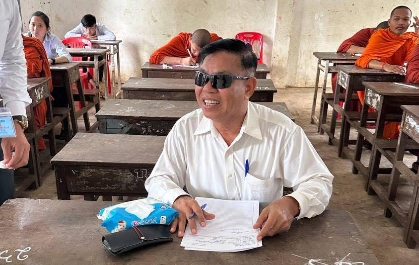 បេក្ខជនប្រឡងបាក់ឌុបវ័យចំណាស់ម្នាក់មើលក្តាខៀនមិនឃើញសុំមកអង្គុយតុមុខ