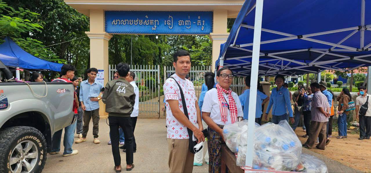 សប្បុរសជនផ្គត់ផ្គង់ អាហារដល់បេក្ខជនប្រឡងមកពីខេត្តឧត្ដរមានជ័យ និងគណៈមេប្រយោគ នៅមណ្ឌលសំណេរស្រុកពួក ខេត្តសៀមរាប
