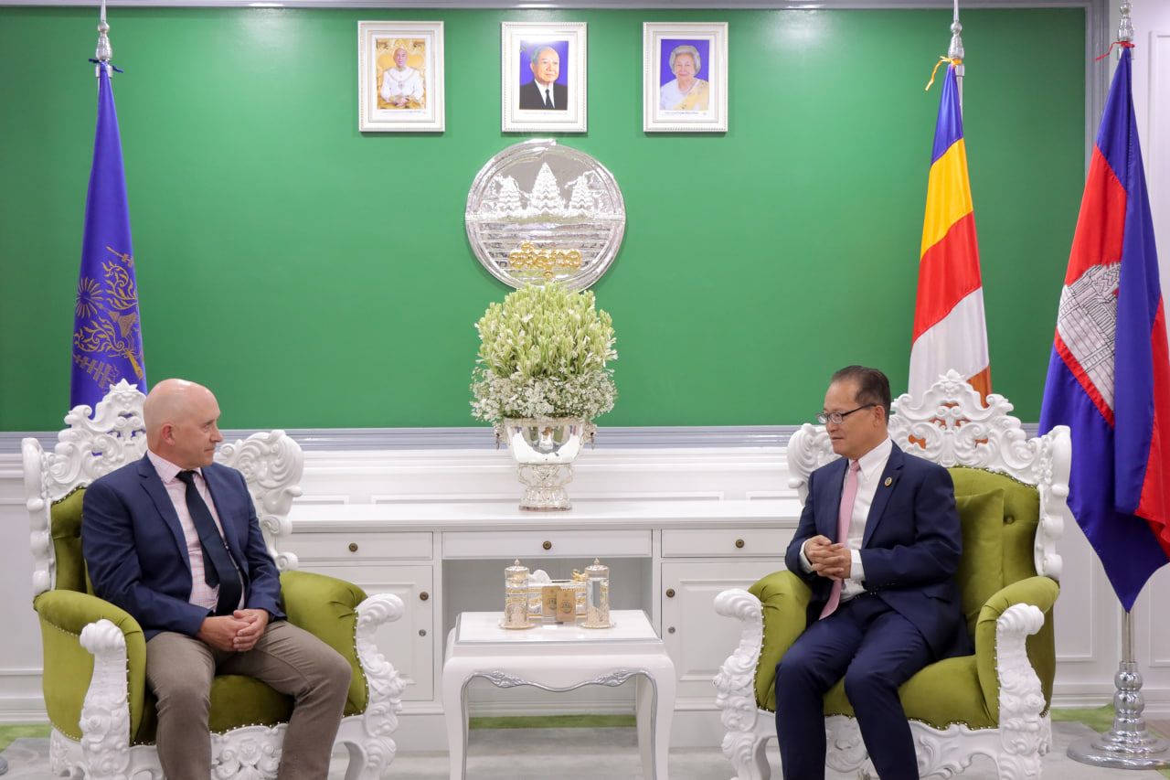 រដ្ឋមន្ត្រីក្រសួងបរិស្ថាន ៖ គម្រោងដាំស្មៅយក្សរួមចំណែកទប់ស្កាត់ការកាប់ដើមឈើធម្មជាតិ យកមកធ្វើជាអុសដុតនិងជួយលើកកម្ពស់ជីវភាពសហគមន៍