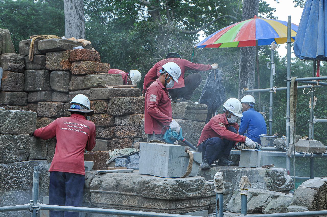 ជាងចម្លាក់ថ្មប្រាសាទជើងចាស់នៅតំបន់អង្គរ អំពាវនាវឱ្យកូនខ្មែររួមគ្នា​ថែរក្សា​សិល្បៈ​ដូនតា និងខិតខំរៀនសូត្រអំពីក្បួនឆ្លាក់ដើម្បីលើកស្ទួយវប្បធម៌ខ្មែរ​កុំឲ្យ​បាត់បង់