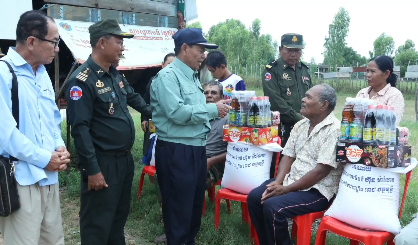 ប្រធានសមាគមអតីតយុទ្ធជនកម្ពុជាខេត្តកំពង់ធំ នាំយកអំណោយសម្ដេចធិបតីនិងលោកជំទាវ ឧបត្ថម្ភជូនអតីតយុទ្ធជននៅក្រុងស្ទឹងសែន