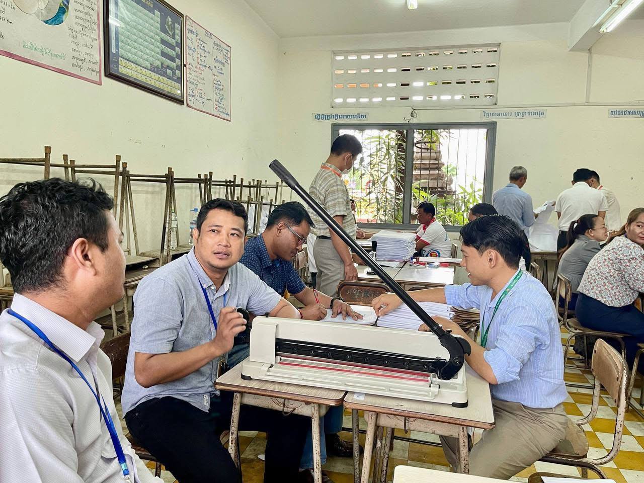 ក្រសួងអប់រំបង្ហាញពីសកម្មភាពបន្តពិនិត្យផ្ទៀងផ្ទាត់ ចុះអក្សរសម្ងាត់ និងកាត់ក្បាលសន្លឹកកិច្ចការបេក្ខជនប្រឡងបាក់ឌុប នៅតាមមណ្ឌលកំណែទាំង ១០