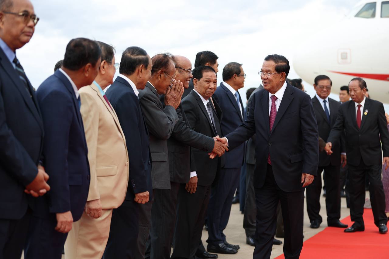សម្តេចតេជោ ហ៊ុន សែន ដឹកនាំគណៈប្រតិភូ មកដល់មាតុប្រទេសកម្ពុជាវិញ បន្ទាប់ពីបានចូលរួមពិធីរំលឹកខួបអនុស្សាវរីយ៍លើកទី៨០ នៃបដិវត្តខែសីហា និងទិវាបុណ្យឯករាជ្យជាតិវៀតណាម