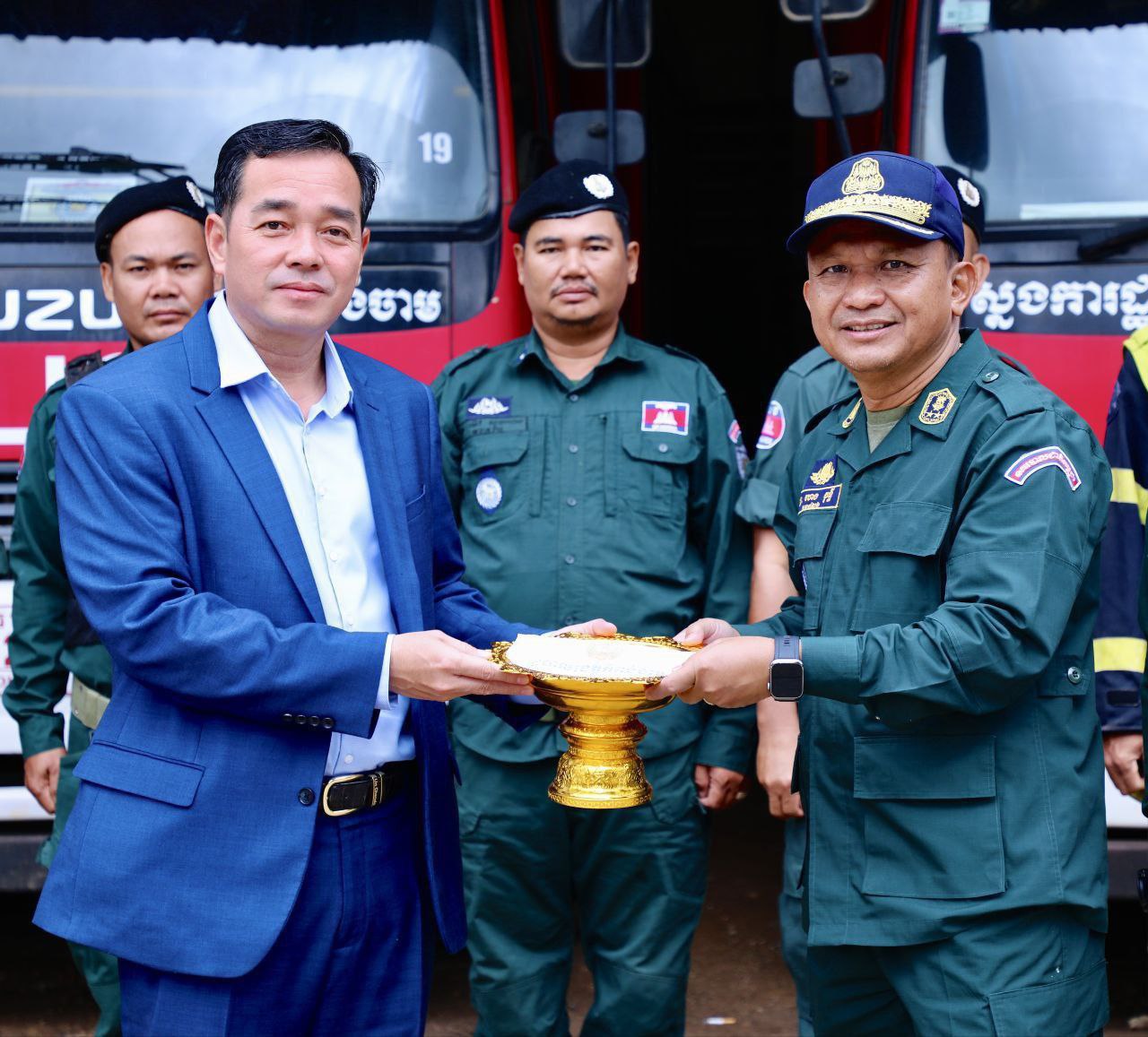 អភិបាលខេត្តកំពង់ចាម អញ្ជើញជួបសួរសុខទុក្ខកងកម្លាំងមានសមត្ថកិច្ច ក្នុងការរក្សាសន្តិសុខ សណ្តាប់ធ្នាប់សាធារណៈ និងការពន្លត់អគ្គិភ័យជូនប្រជាពលរដ្ឋ