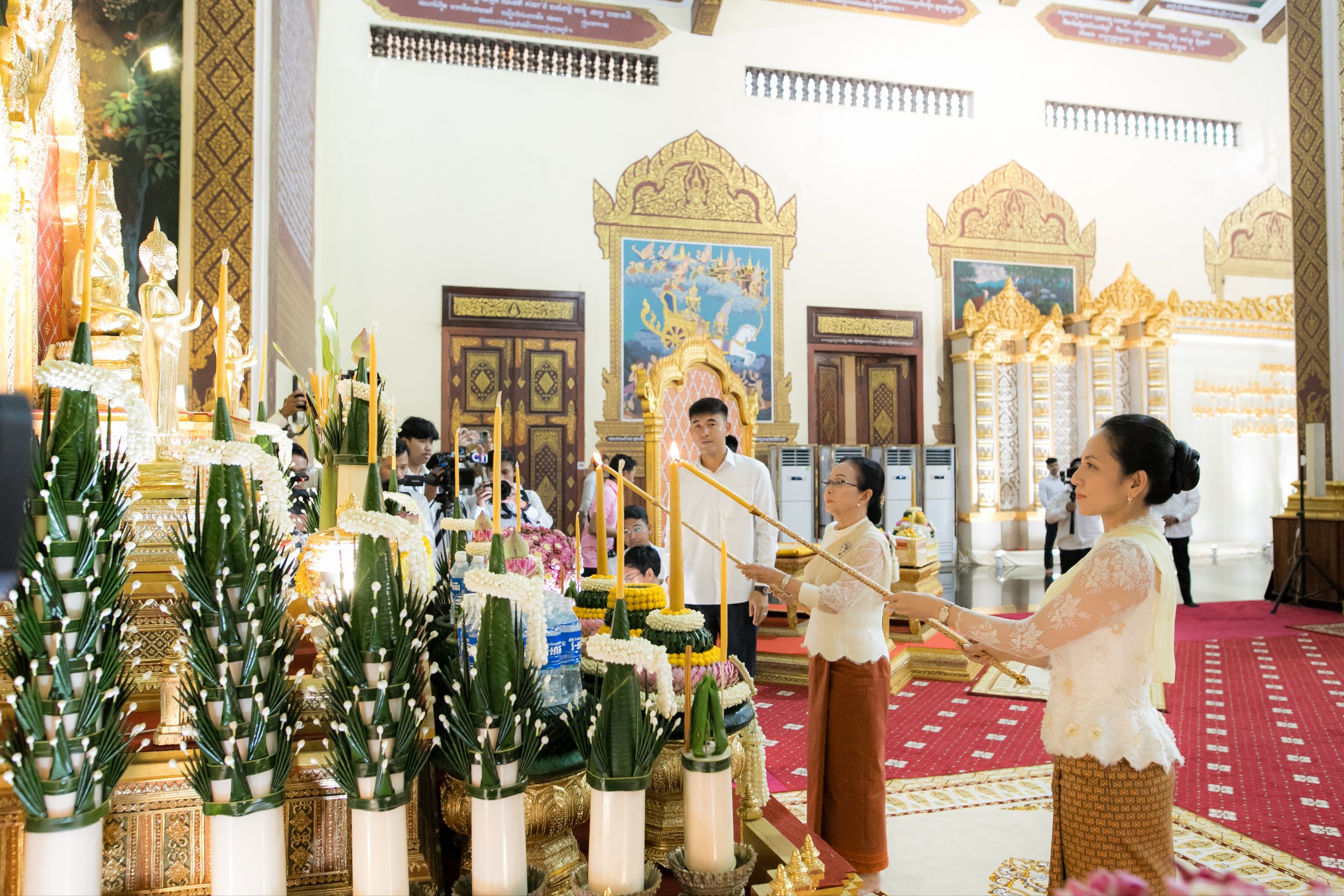 លោកជំទាវបណ្ឌិត ពេជ ចន្ទមុន្នី ហ៊ុន ម៉ាណែត អញ្ជើញសូត្រមន្ត កាន់បិណ្ឌវេនទី១ នៅវត្តបទុមវតី