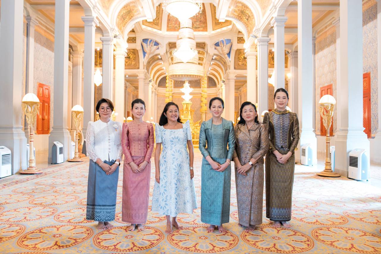 លោកជំទាវបណ្ឌិត ពេជ ចន្ទមុន្នី ហ៊ុនម៉ាណែត អញ្ជើញរួមដំណើរជាមួយ លោកជំទាវ លូអ៊ីស អារ៉ាណេតា-ម៉ាកូស (Louise Araneta-Marcos) ជំទាវទី១នៃសាធារណរដ្ឋហ្វីលីពីន ទស្សនាព្រះបរមរាជវាំង។
