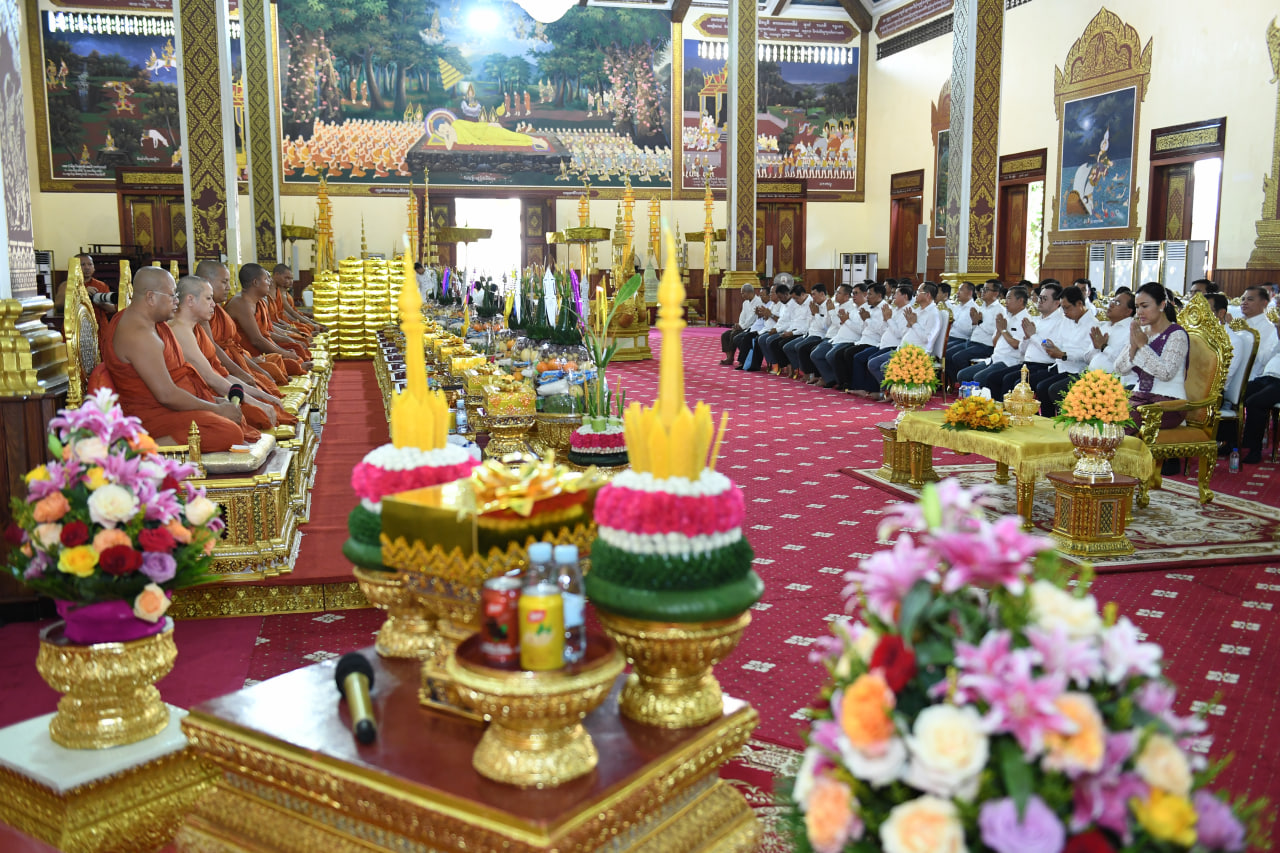 ឯកឧត្តមបណ្ឌិត គុណ ញឹម រដ្ឋមន្ត្រីប្រតិភូអមនាយករដ្ឋមន្ត្រី អញ្ជើញកាន់បិណ្ឌវេនទី៤ នៅវត្តបទុមវត្តីរាជវារាម