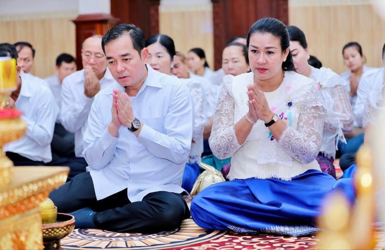អភិបាលខេត្តកំពង់ចាមនិងមន្ត្រីរាជការ អញ្ជើញកាន់បិណ្ឌ នៅវត្តហាន់ជ័យ និងវត្តសន្ធររង្សី
