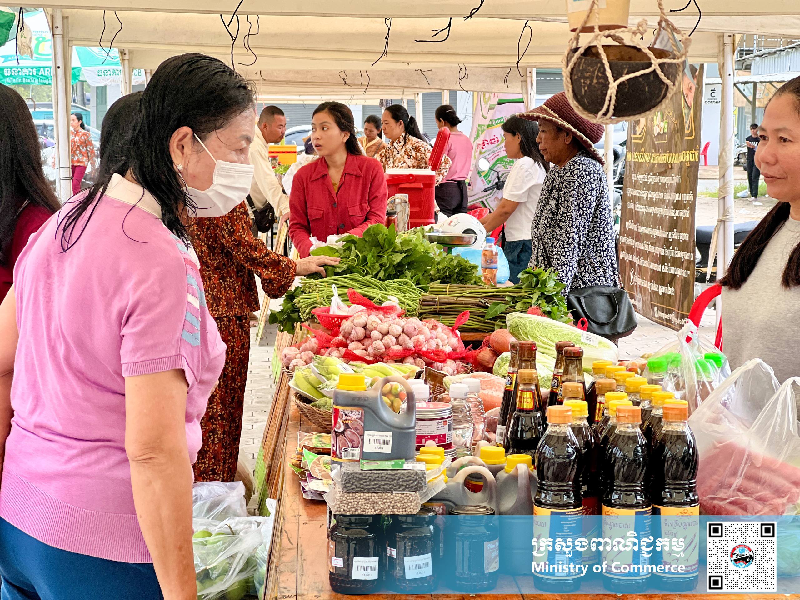 ផលិតផលខ្មែរជាច្រើនមុខ ដែលសុទ្ធតែផលិតនៅក្នុងស្រុក បាននិងកំពុងដាក់លក់ នៅក្នុងស្តង់ផ្សារផលិតផលខ្មែរ នៅខេត្តបាត់ដំបង