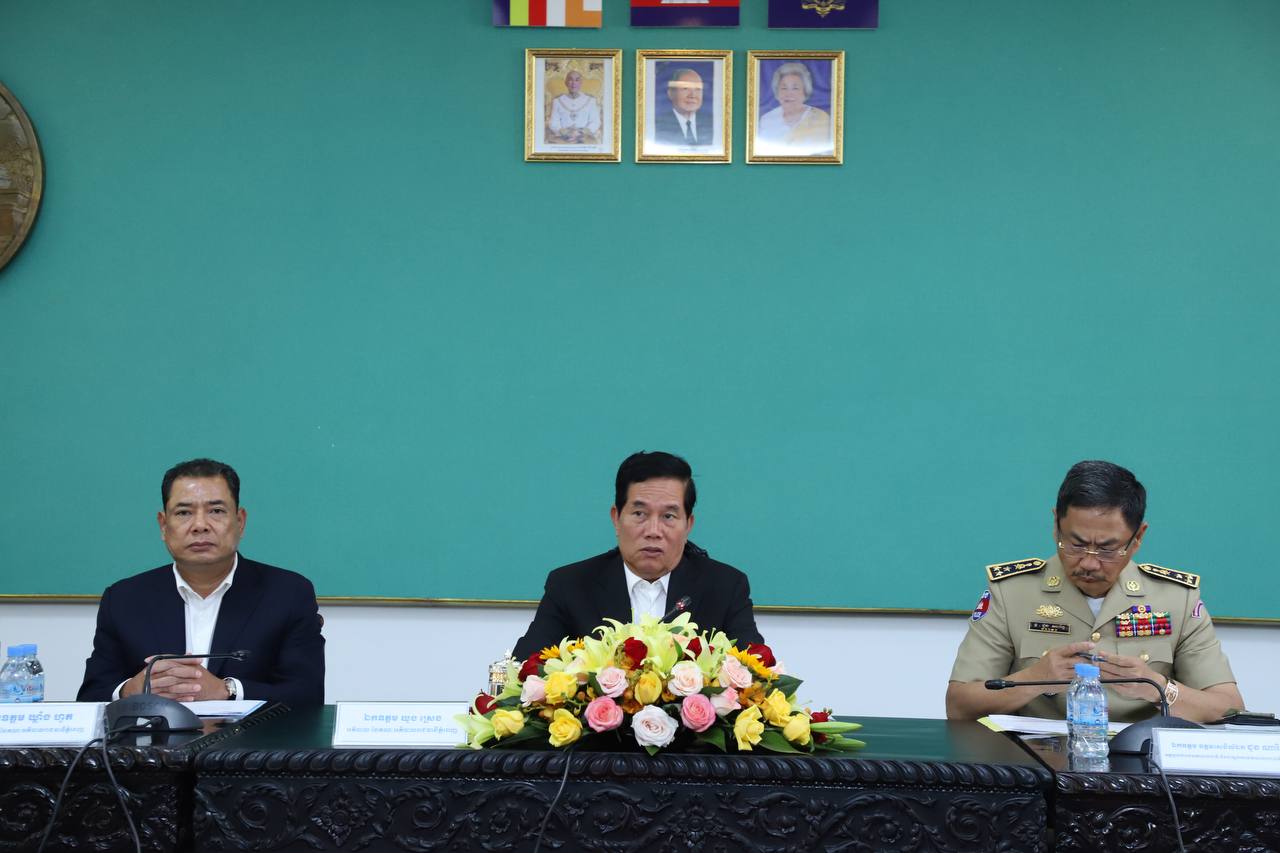 ឯកឧត្ដម ឃួង ស្រេង ឱ្យអាជ្ញាធរខណ្ឌទាំង១៤ ចុះពិនិត្យមើលតាមវត្តអារាម មានចង្ហាន់គ្រប់គ្រាន់ប្រគេនដល់ព្រះសង្ឃទេ បើខ្វះយើងបំពេញបន្ថែមនៅក្នុងឱកាសបុណ្យដាក់បិណ្ឌ ភ្ជុំបិណ្ឌនេះ