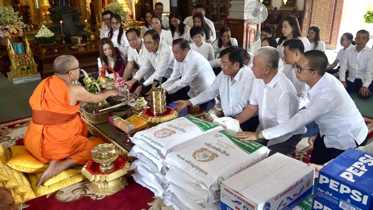 ទេសរដ្ឋមន្ត្រី លី ធុច ថ្នាក់ដឹកនាំសមាគមសហព័ន្ធធុរកិច្ចវៀតណាម-កម្ពុជា ព្រមទាំងសមាគមថ្មអារកម្ពុជា អញ្ជើញចូលរួមក្នុងពិធីកាន់បិណ្ឌវេណទី១២ នៅវត្តលង្កាកុសមារាម