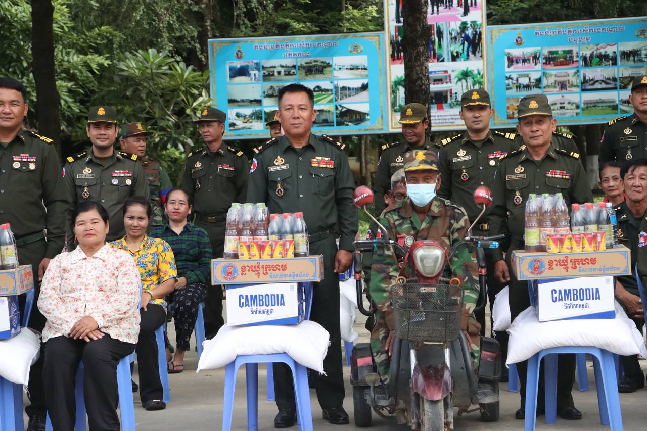 ឧត្ដមសេនីយ៍ត្រី នៃ និយម នាំយកអំណោយមនុស្សធម៌របស់សម្ដេចមហាបវរធិបតី ហ៊ុន ម៉ាណែត និងលោកជំទាវ ជូនអតីតយុទ្ធជនកម្ពុជា និងក្រុមគ្រួសារមានជីវភាពខ្សត់ខ្សោយក្នុងឱកាសពិធីបុណ្យភ្ជុំបិណ្ឌ