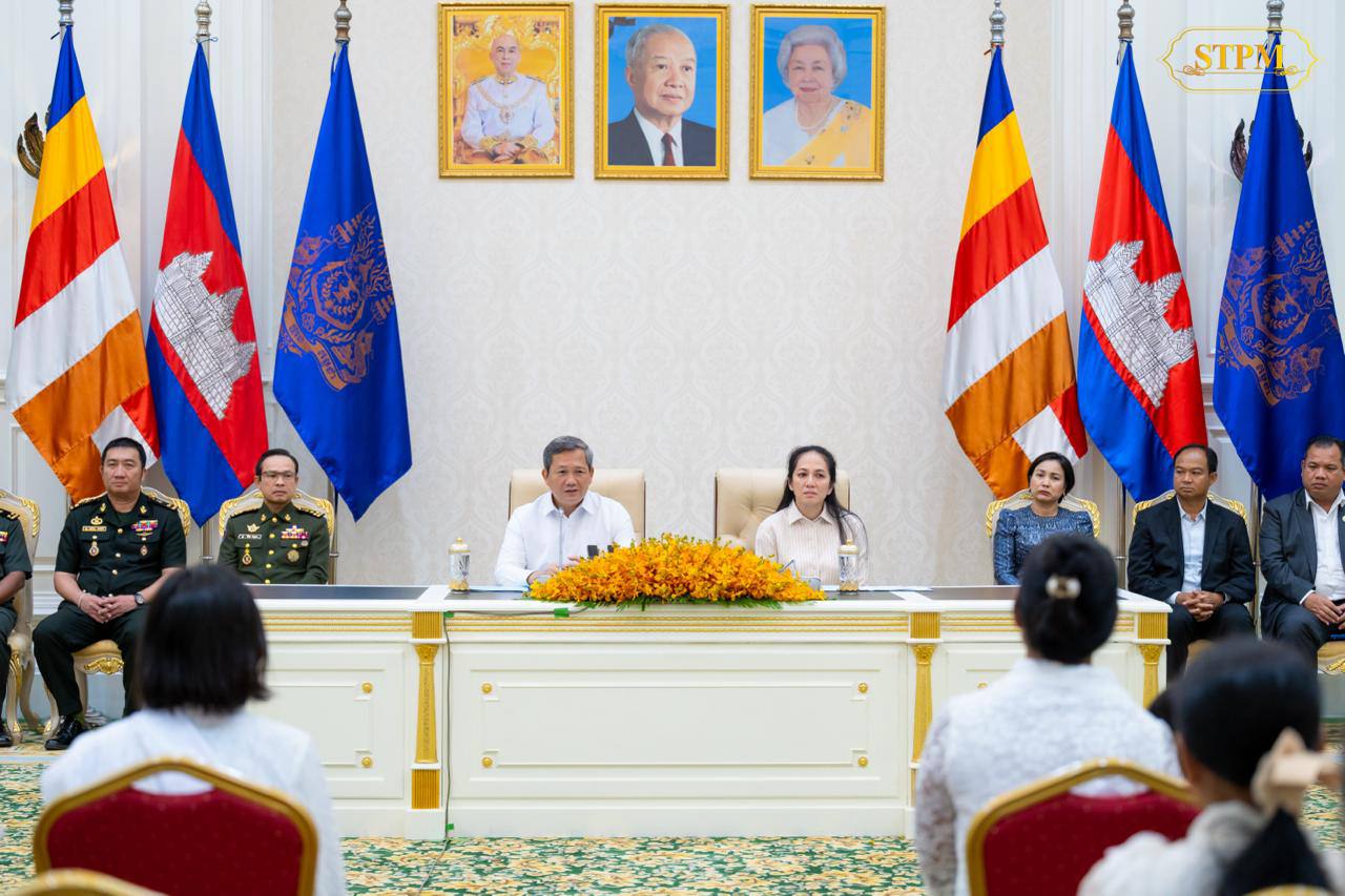 សម្ដេចធិបតី និងលោកជំទាវបណ្ឌិត ជួបជាមួយក្រុមគ្រួសារ របស់វីរកងទ័ពកម្ពុជាទាំង ១៨រូប ដែលត្រូវបានទាហានថៃ ចាប់ខ្លួន
