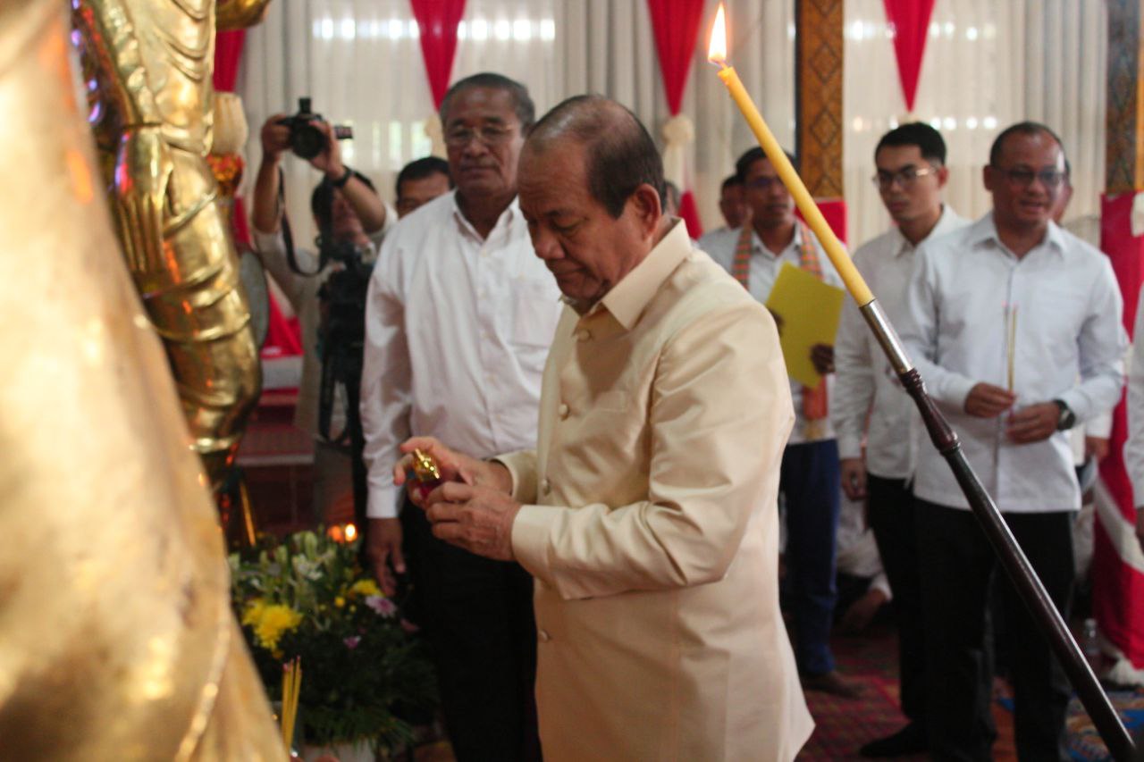 បណ្ឌិតសភាចារ្យ អ៊ុក រ៉ាប៊ុន អញ្ជើញចូលរួមកាន់បិណ្ឌ១២​នៅវត្តត្រពាំងស្នោរ
