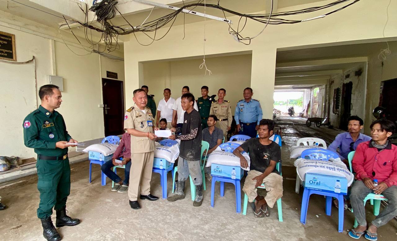 អធិការនគរបាលខណ្ឌឫស្សីកែវ ចែកអំណោយ ជូនមន្រ្តីនគរបាលនិវត្តន៍ និងគ្រួសារកម្មករសំណង់កំពុងធ្វើការជួសជុលអគារអធិការដ្ឋាន
