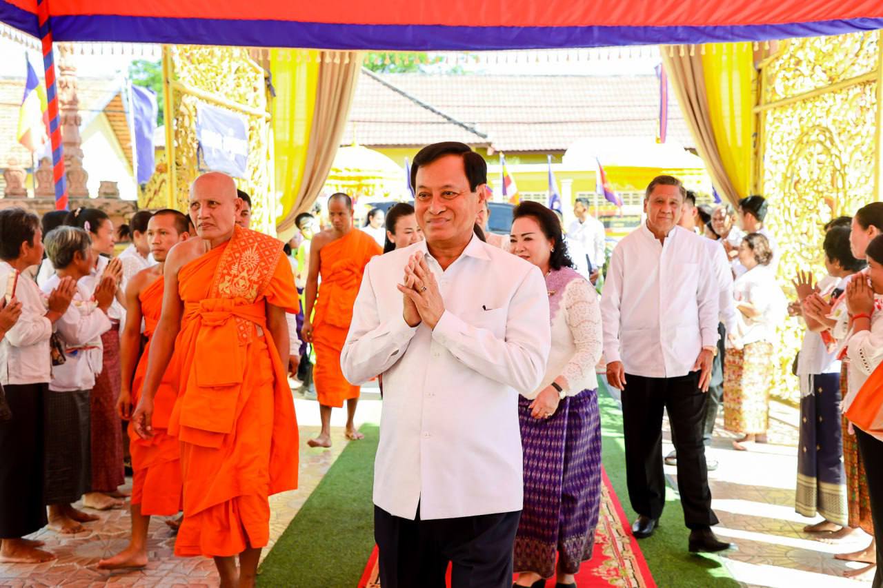 តំណាងរដ្ឋមន្ត្រីក្រសួងការពារជាតិ រួមជាមួយ នាយទាហាន ប្រជាពុទ្ធបរិស័ទចំណុះជើងវត្ត ចូលរួមកាន់បិណ្ឌវេនទី១៣ នៅវត្តច័ន្ទបុរីវង្ស