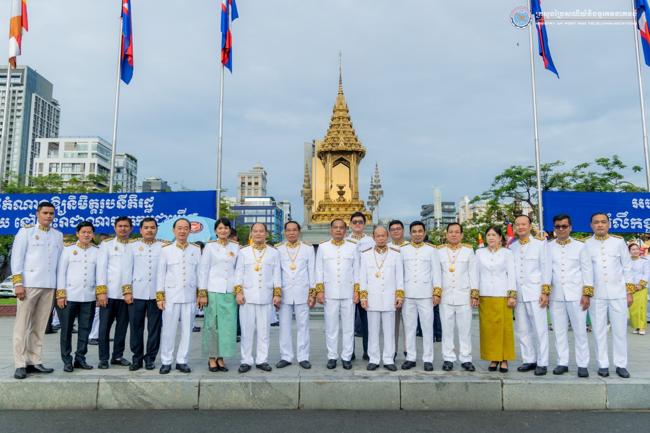 ថ្នាក់ដឹកនាំក្រសួងប្រៃសណីយ៍និងទូរគមនាគមន៍ អញ្ជើញចូលរួមពិធីដាក់ក្រពុំបិណ្ឌផ្កាឈូករដ្ឋធម្មនុញ្ញ នៃព្រះរាជាណាចក្រកម្ពុជា ក្នុងឱកាសអបអរសាទរខួប៣២ឆ្នាំ នៃទិវាប្រកាសរដ្ឋធម្មនុញ្ញ
