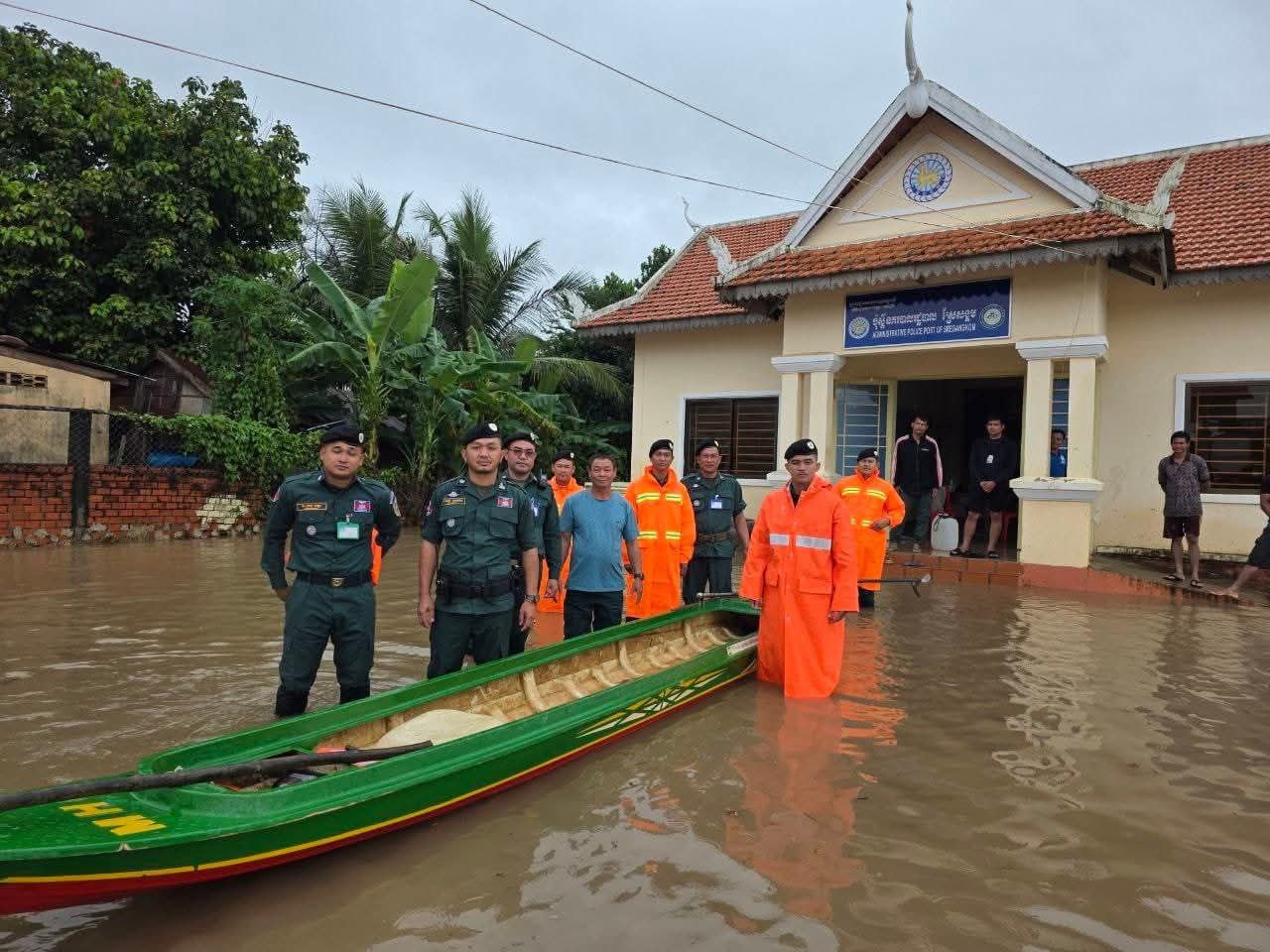 ជំនន់ទឹកភ្លៀងនៅខេត្តមណ្ឌលគិរី បានស្រកចុះជាបណ្តើរៗវិញហើយ គ្រាដែលទឹកកំពុងជោរជន់ អាជ្ញាធរមូលដ្ឋានបានប្រញាប់ចុះជួយសង្គ្រោះប្រជាពលរដ្ឋបានទាន់ពេលវេលា