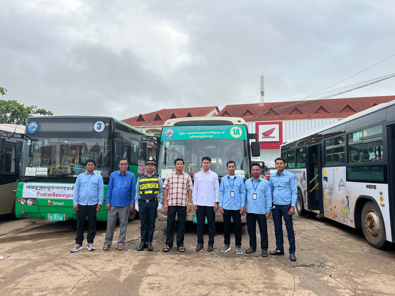 ក្រោយពិធីបុណ្យភ្ជុំបិណ្ឌបញ្ចប់ ប្រជាពលរដ្ឋខេត្តកំពង់ចាមយ៉ាងច្រើនកុះករ បានសម្រុកធ្វើដំណើរទៅភ្នំពេញវិញ តាមរយៈរថយន្តរបស់រាជរដ្ឋាភិបាលជិះដោយឥតគិតថ្លៃ