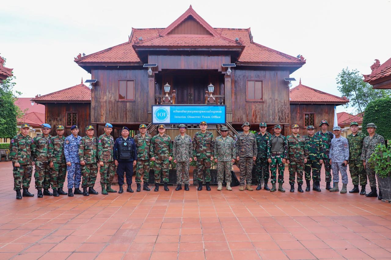 ក្រុមអ្នកសង្កេតការណ៍អន្តរកាល (IOT)ចុះទៅពិនិត្យទីតាំងជាក់ស្តែង មួយថ្ងៃ ក្រោយពីយោធាថៃបើក ការបាញ់ប្រហារមុនមកលើទីតាំងកងកម្លាំងកម្ពុជា នៅតំបន់អានសេះ