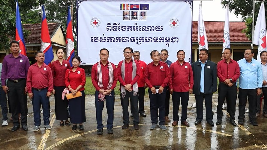 ជិតមួយពាន់គ្រួសារដែលរងគ្រោះដោយទឹកជំនន់នៅមណ្ឌលគីរីបានទទួលអំណោយសង្រ្គោះបន្ទាន់ពីកាកបាទក្រហមកម្ពុជា