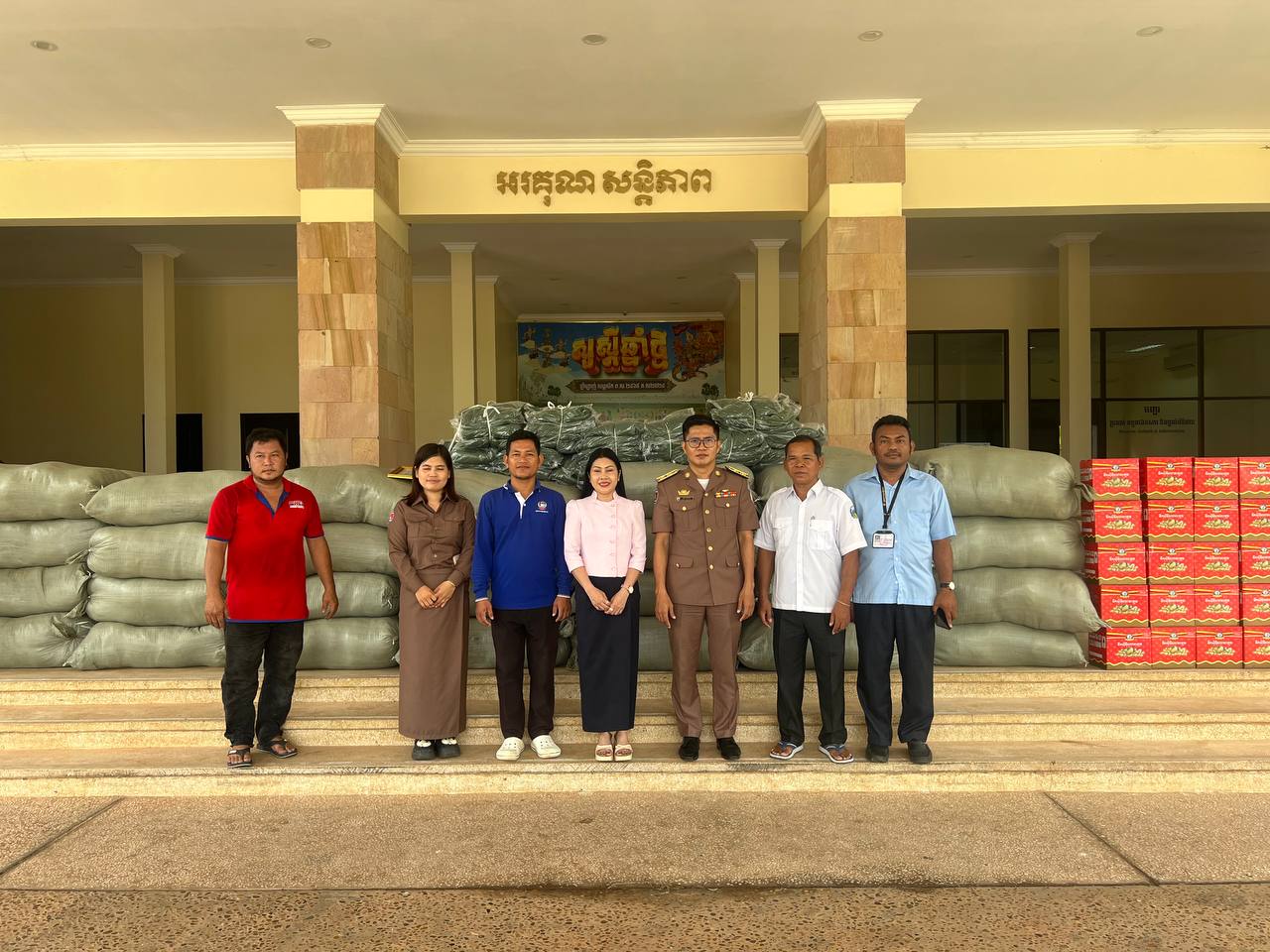 រដ្ឋបាលខេត្តសៀមរាបទទួលអំណោយមួយចំនួនធំរបស់លោកជំទាវបណ្ឌិត ពេជ ចន្ទមុន្នី