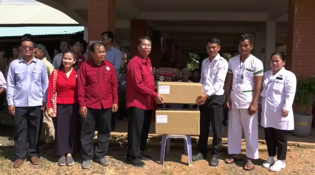 ប្រជាជនរងគ្រោះដោយទឹកជំនន់ជាងមួយពាន់គ្រួសារនៅស្រុកសេសាន និងស្រុកថាឡាបរីវ៉ាត់បានទទួលអំណោយ​ពីកាកបាទ​ក្រហមកម្ពុជា