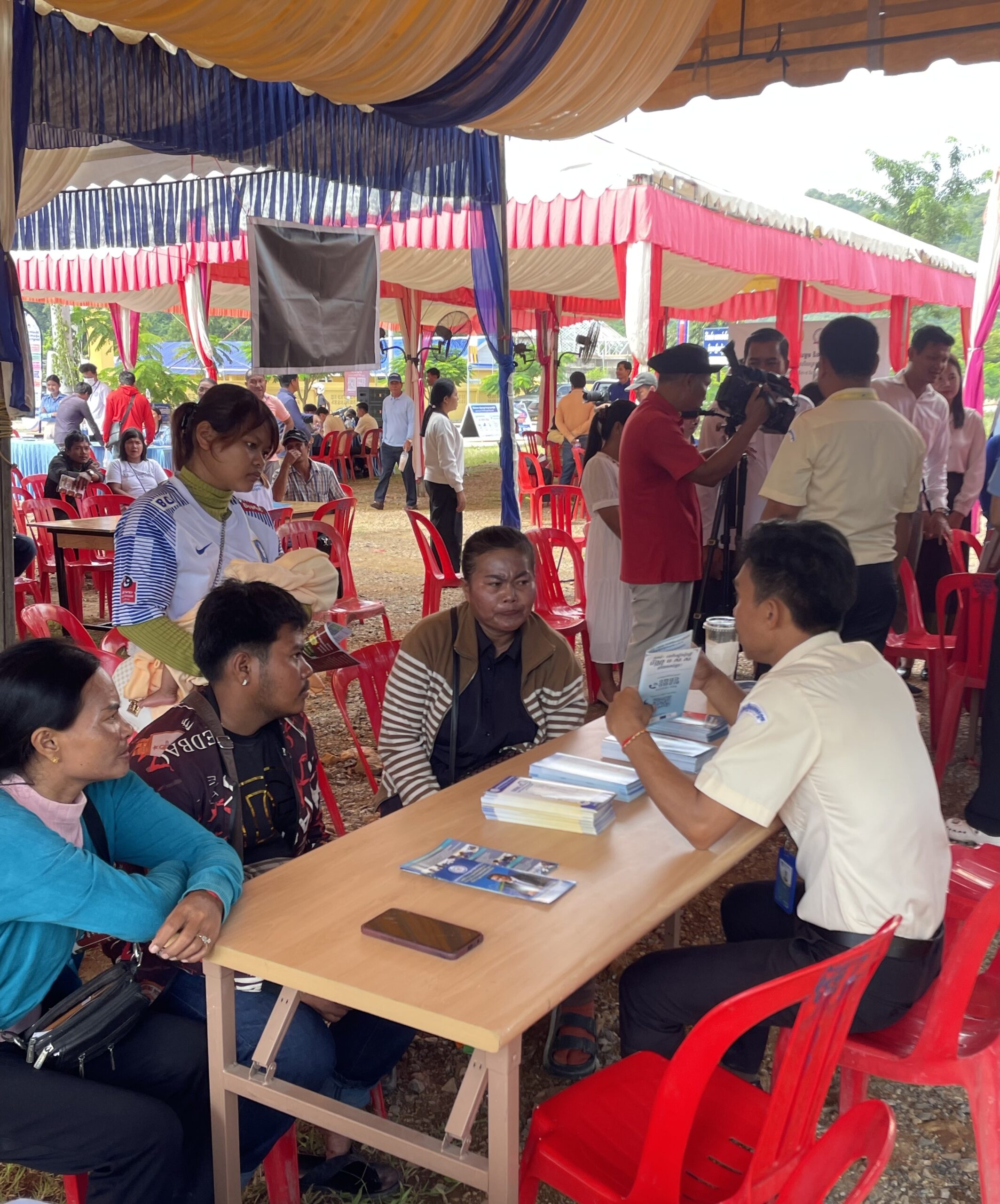 ក្រសួងការងារ និងបណ្តុះបណ្តាលវិជ្ជាជីវៈនាំយកឱកាសការងារជាង ៧ពាន់កន្លែងសម្រាប់ពលករខ្មែរត្រឡប់មកពីប្រទេសថៃ និងយុវជនកំពុងស្វែងរកការងារធ្វើនៅខេត្តបាត់ដំបង
