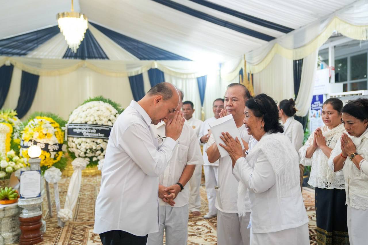 ឧបនាយករដ្ឋមន្រ្តី ហ៊ុន ម៉ានី គោរពវិញ្ញាណក្ខ័ន្ធសព ព្រឹទ្ធាចារ្យកីឡា កែវ សារិន