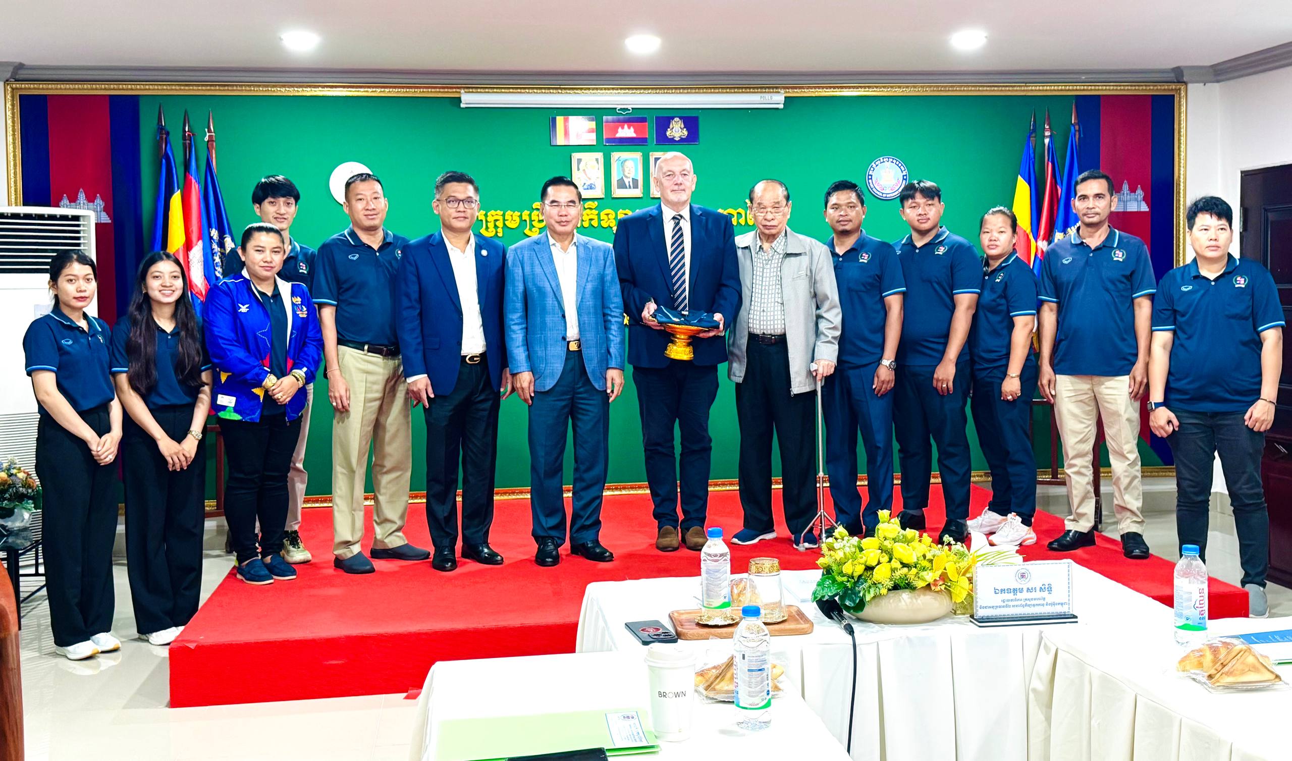 អនុប្រធានទី២សហព័ន្ធកីឡាទូកកានូ និង រ៉ូអ៊ីងកម្ពុជា អនុញាតឱ្យគ្រូជំនាញទូករ៉ូអ៊ីងជនជាតិអង់គ្លេសចូលជួបសំសម្តែងការគួរសម