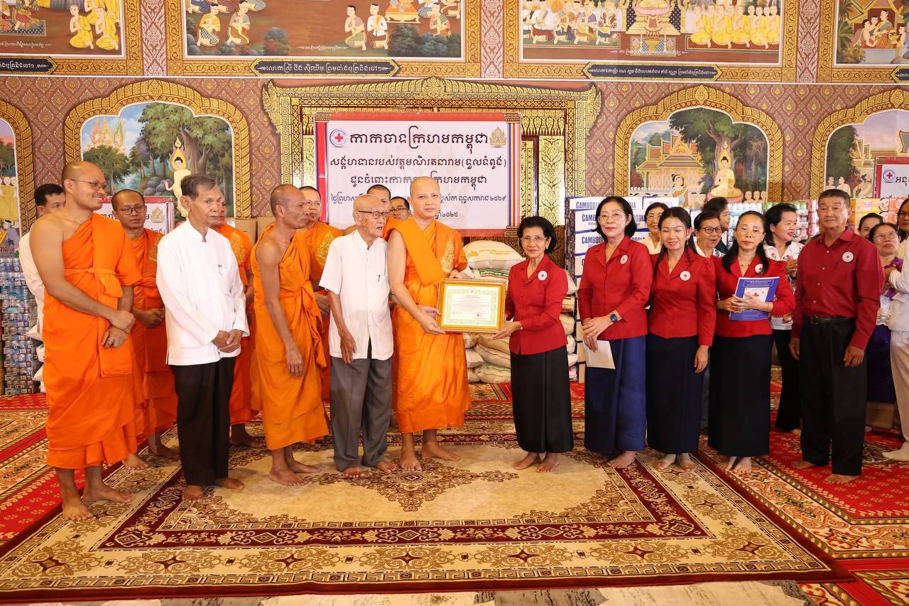 ព្រះចៅអធិការវត្តវត្តទួលទំពូង ប្រគេនទេយ្យទានដល់កាកបាទក្រហកម្ពុជា រួមចំណែកការងារមនុស្សធម៌