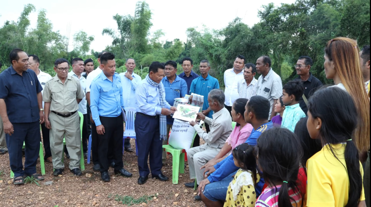 ឧត្តមសេនីយ៍ទោ សោម ស៊ុន រៀបចំសាងសង់ផ្ទះថ្មីជូនគ្រួសារអតីតយុទ្ធជនមួយរូបដែលមានដី តែពុំមានផ្ទះ