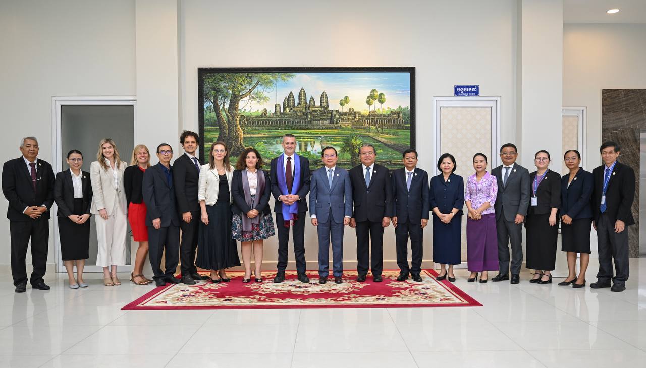 ក្រសួងសុខាភិបាល និង សម្ព័ន្ធវ៉ាក់សាំង Gavi នឹងបន្តសហការក្នុងការការពារជំងឺមហារីកមាត់ស្បូន តាមរយ:កម្មវិធីផ្តល់វ៉ាក់សាំងដល់ស្រ្តី នៅកម្ពុជា