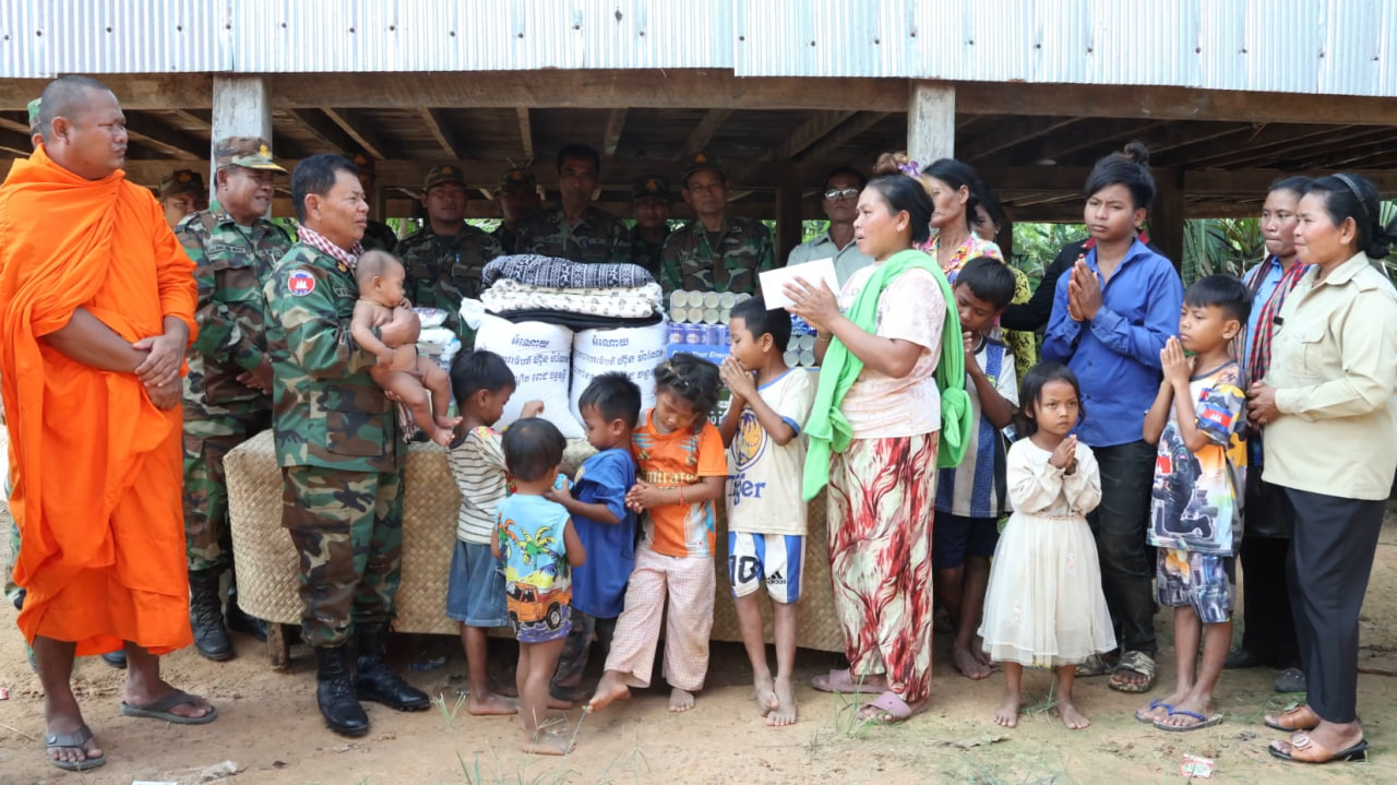 មន្រ្តីយោធាខេត្តកំពង់ធំអញ្ជើញសាកសួរសុខទុក្ខភរិយាគ្រួសារកងទ័ពនៅជួរមុខ