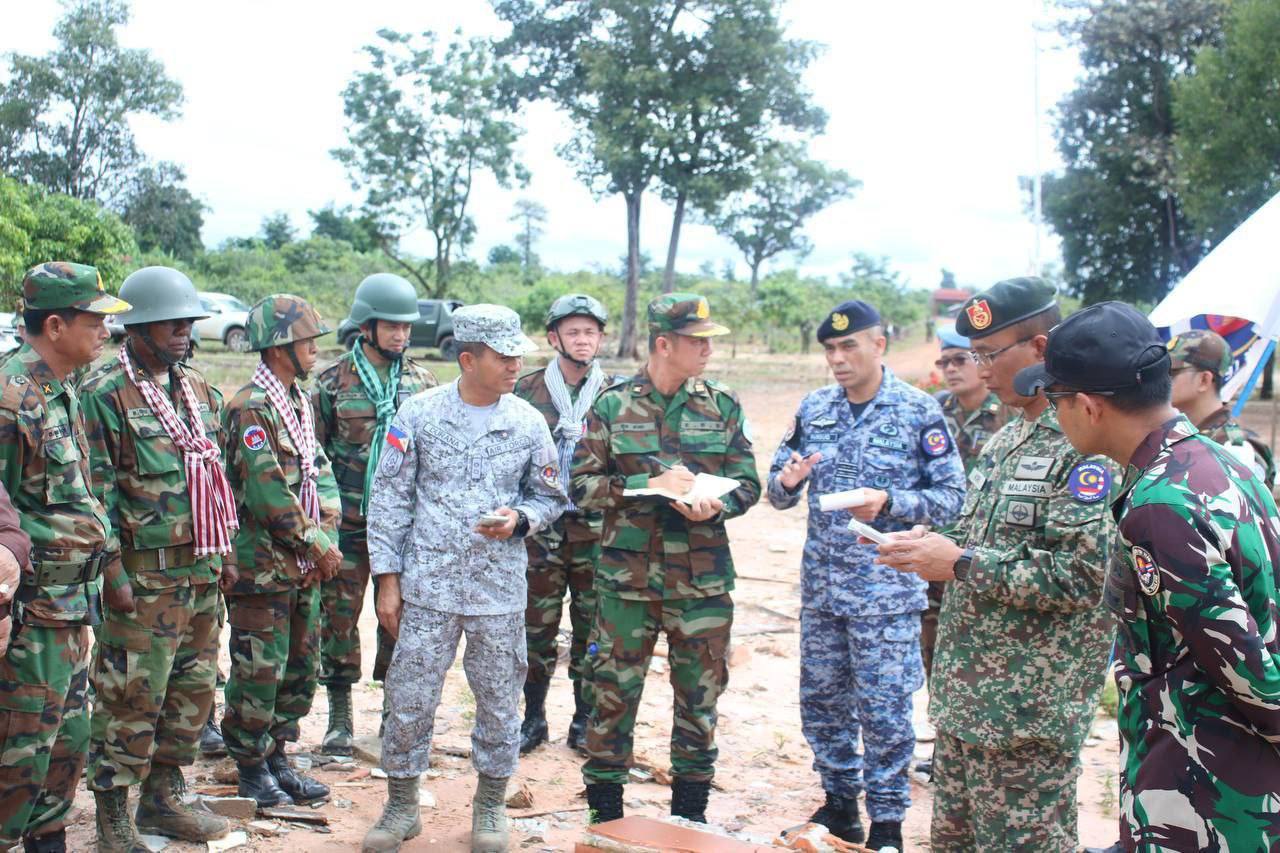 ក្រុមអ្នកសង្កេតការណ៍អន្តរកាល (IOT)ចុះពិនិត្យទីតាំងដែលរងផលប៉ះពាល់ពីការ ទំលាក់គ្រាប់ MK-84របស់ យន្តហោះចម្បាំងថៃនៅភូមិសែនរុងរឿង៤ ក្នុងខេត្តព្រះវិហារ